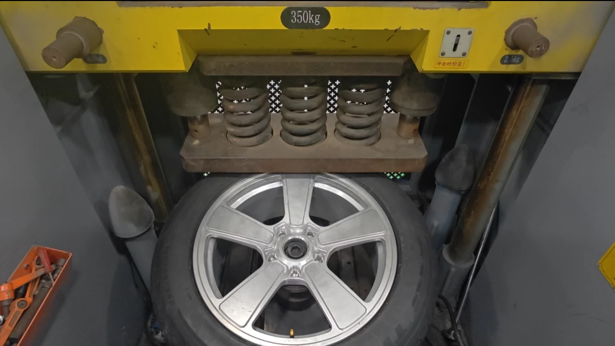 Tire hub assembly and impact block in LSW factory 13° impact test equipment