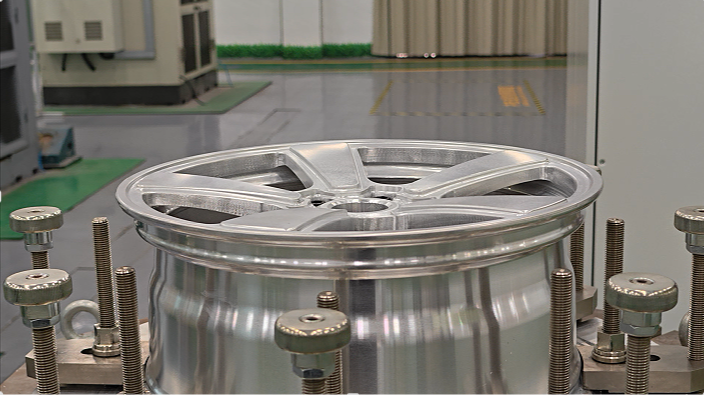 Forged wheel fixed on bending fatigue test bench at LSW factory