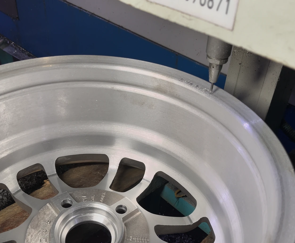 During the production process of LSW forged wheels, the batch number and traceability mark are engraved on the inside of the rim.
