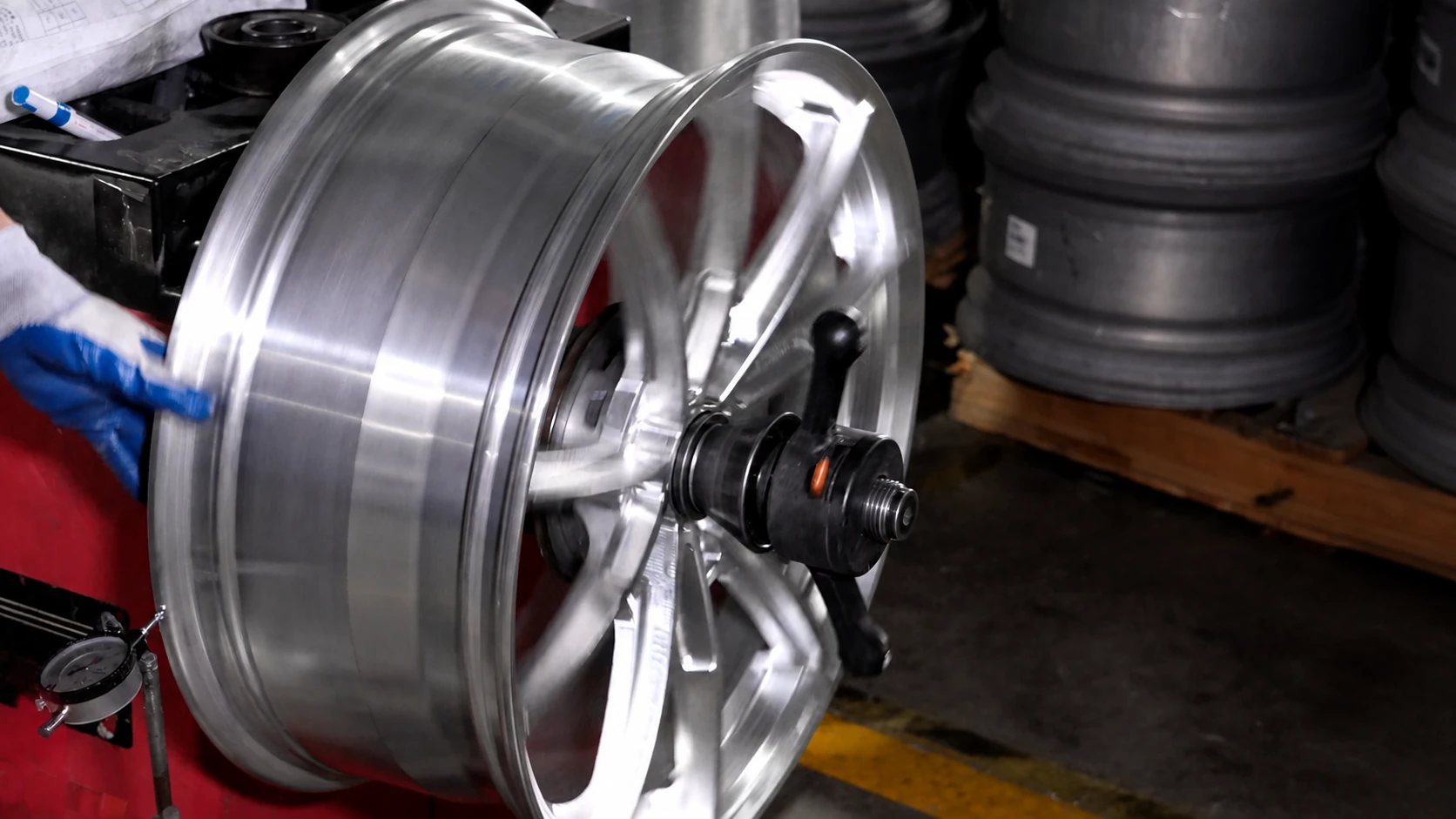 LSW forged wheel runout detection equipment checks the rim rotation accuracy through a dial indicator