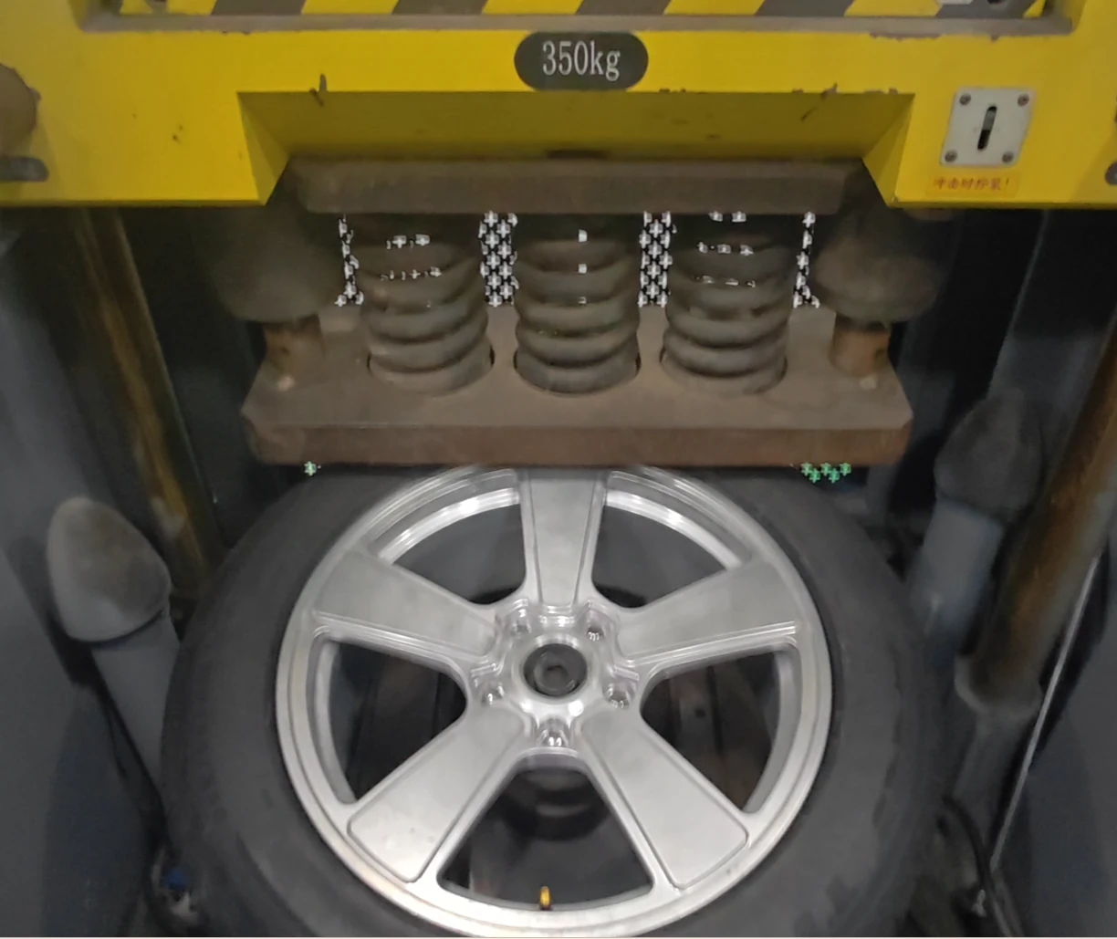 LSW forged wheel impact testing machine is performing impact testing on aluminum alloy wheels with tires
