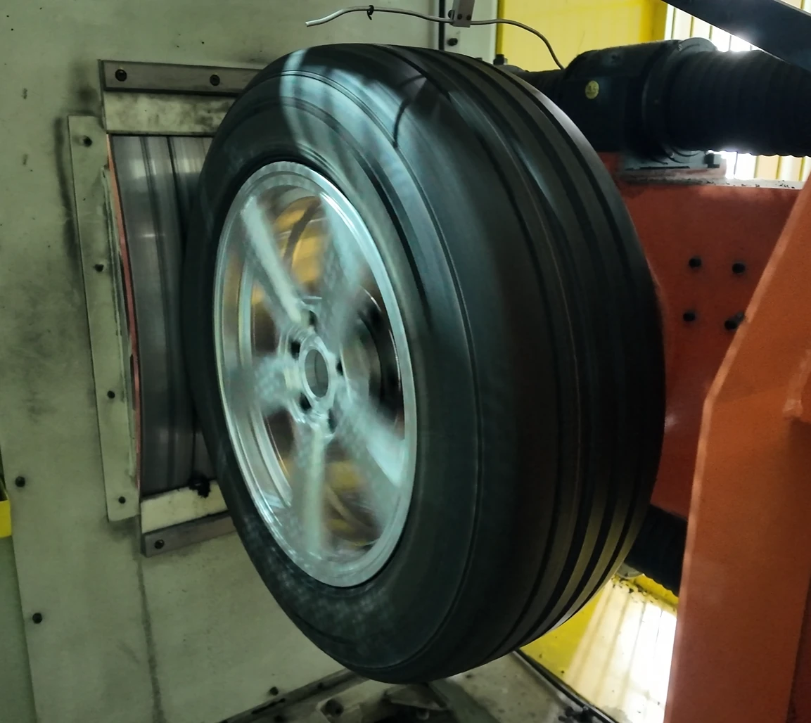 LSW forged wheel radial fatigue testing machine is undergoing tire load endurance testing