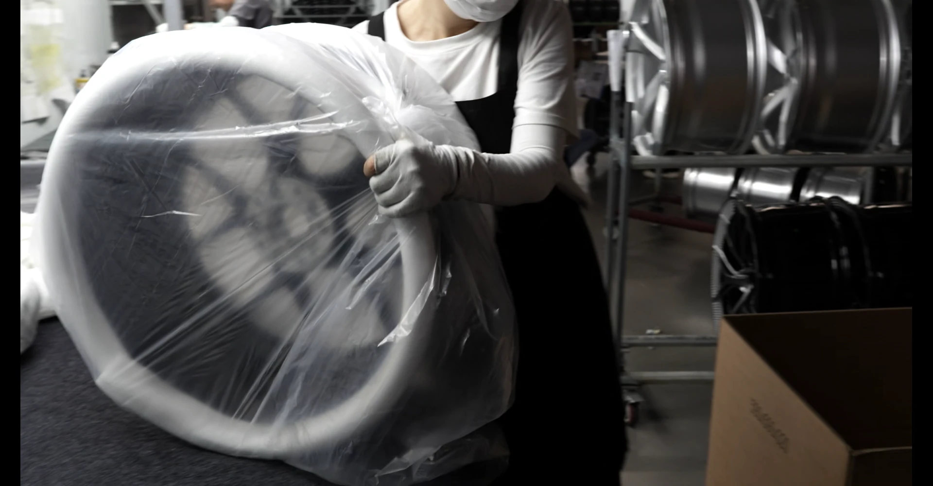 LSW forged wheel factory staff prepares for packaging and delivery of finished wheels