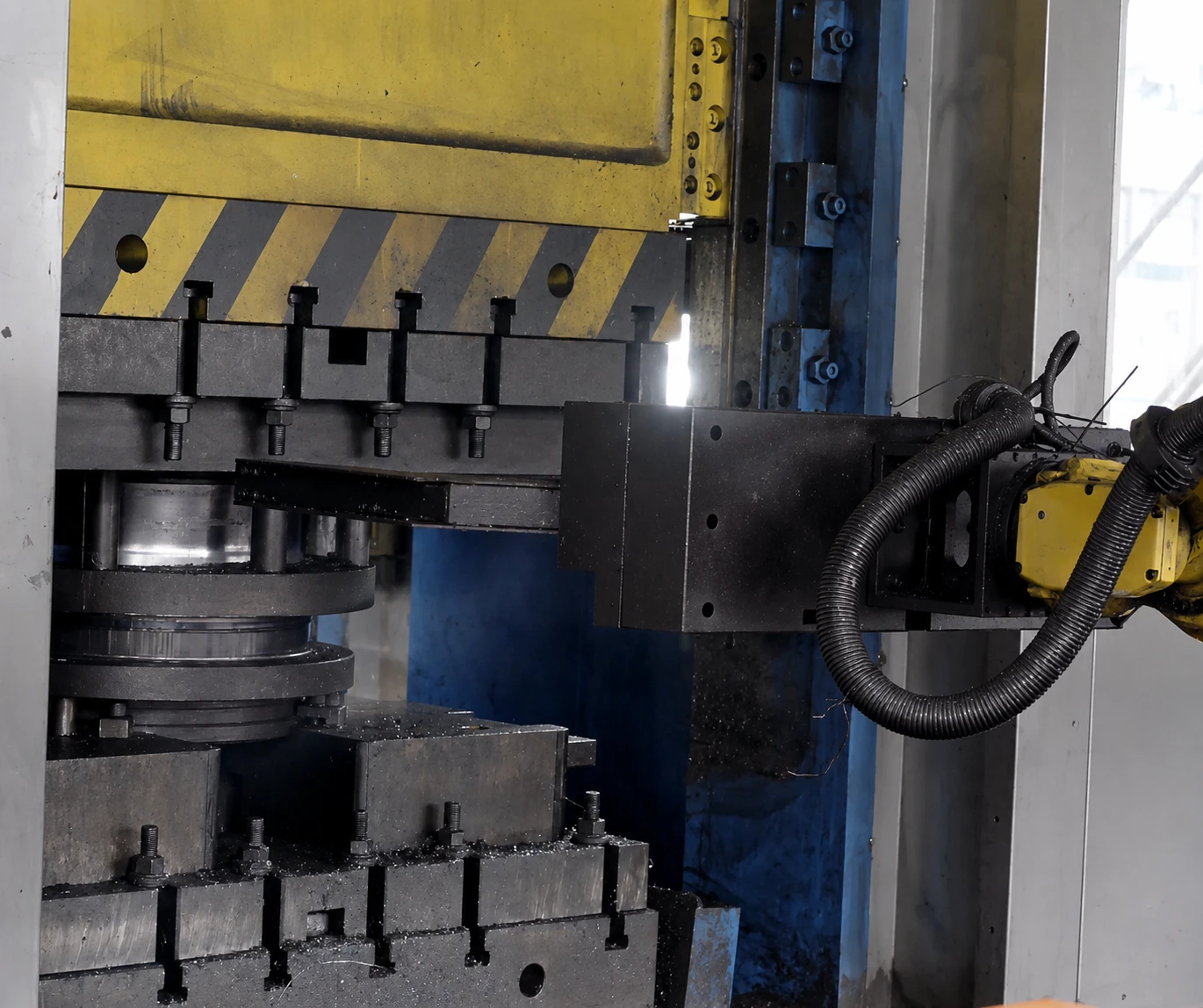 LSW forged wheel hydraulic forging forming equipment and automated robotic arm process site