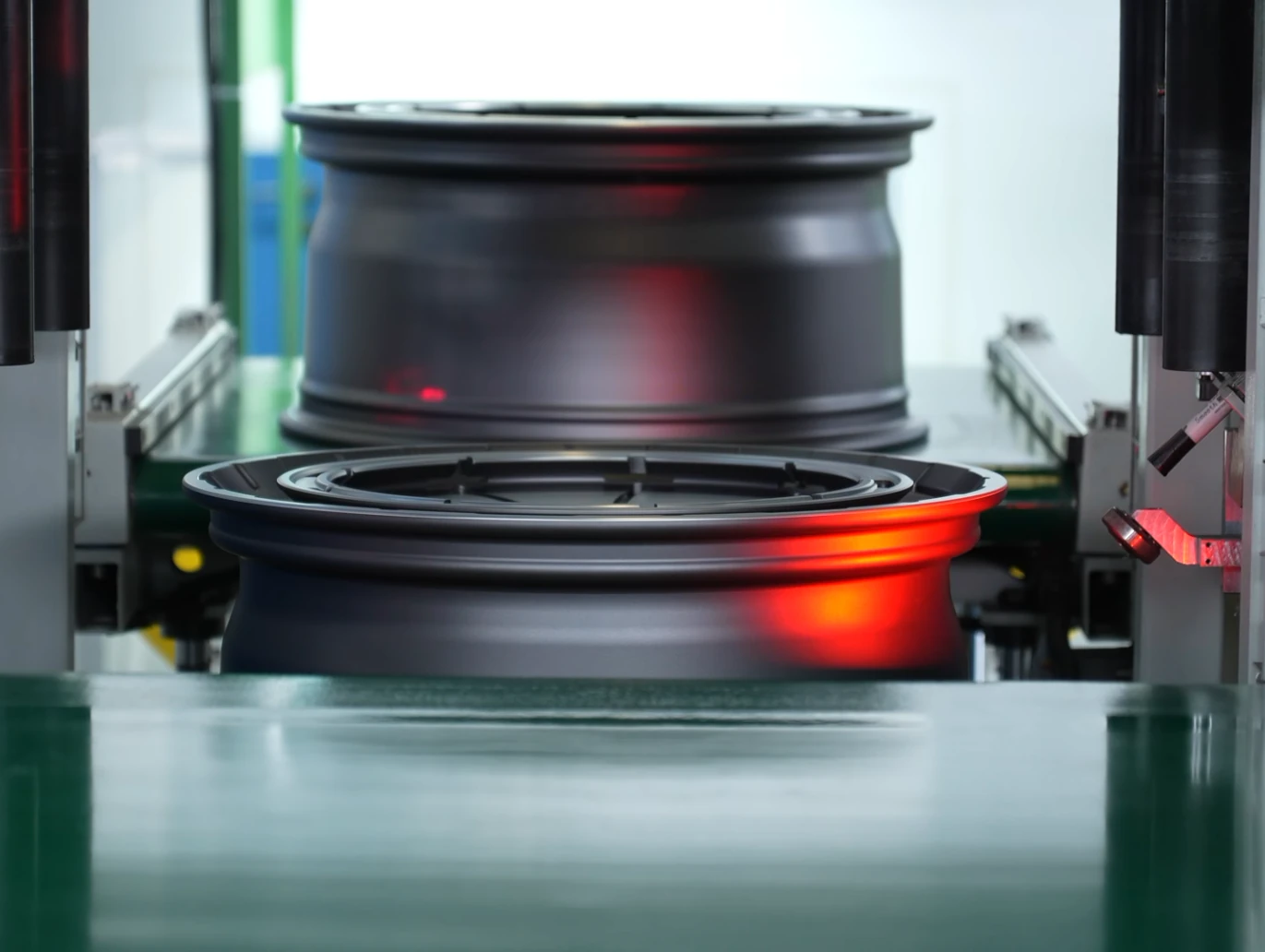 LSW forged wheels undergo dynamic balancing and runout testing on automated testing equipment