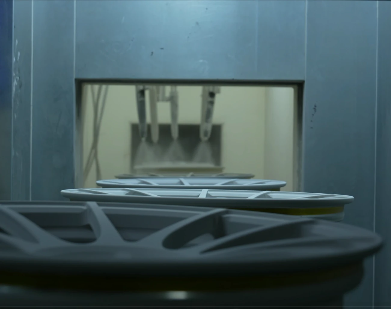 LSW forged wheels are surface coated in a powder coating line
